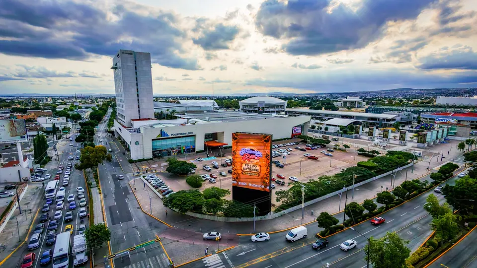 Vista aérea de Poliforum León, el Hotel Courtyard by Marriott y la pantalla del acceso principal